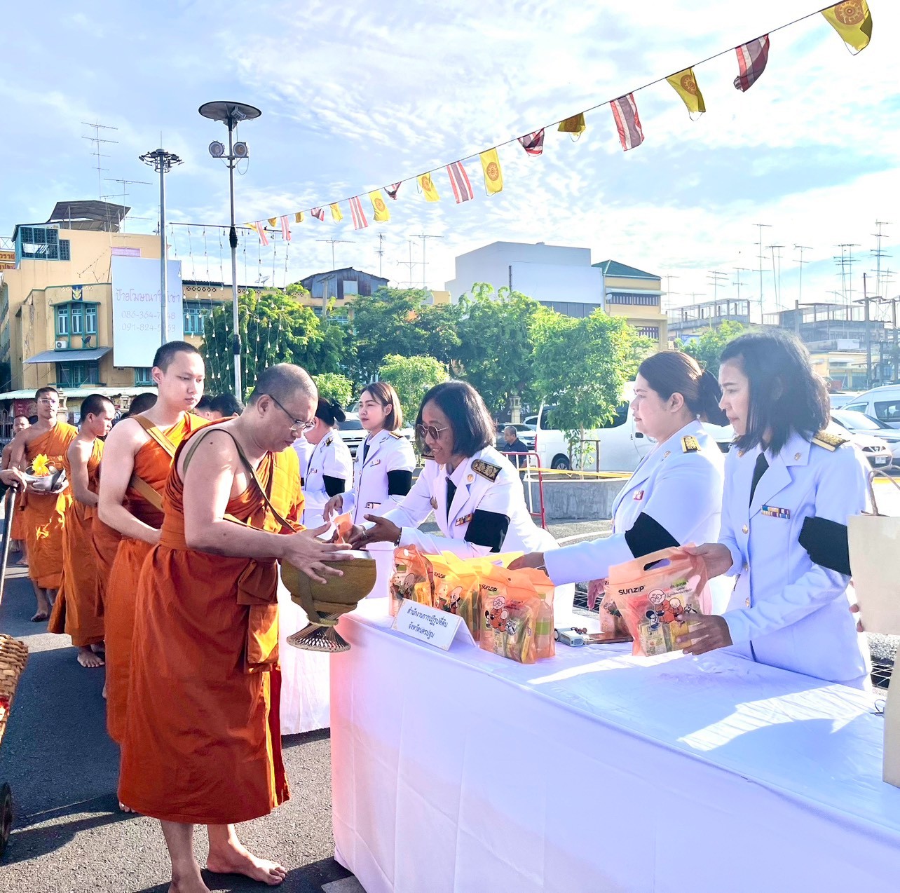 title - ส.ป.ก. นครปฐม เข้าร่วมพิธีสวดพระพุทธมนต์  และพิธีทำบุญตักบาตรถวายพระราชกุศล เนื่องในโอกาสการประกาศยกย่องพระเกียรติคุณ พระราชกรณียกิจ ในวาระครบ 100 ปี สมเด็จพระนางเจ้ารำไพพรรณี พระบรมราชินี ในรัชกาลที่ 7 